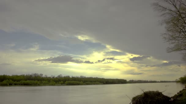 Landschap met rivier en wolken. Time-lapse zonder vogels, Raw uitgang — Stockvideo