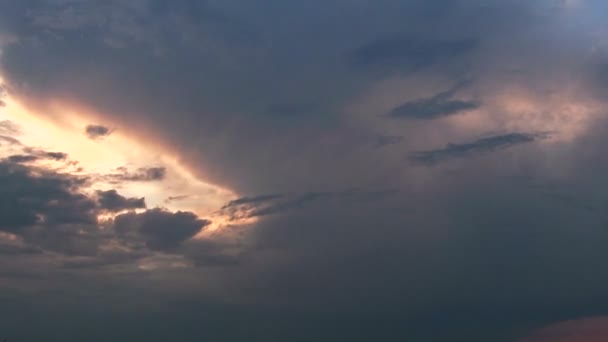 Frühlingsroter Himmel mit Wolken. Zeitraffer bei Sonnenuntergang. — Stockvideo