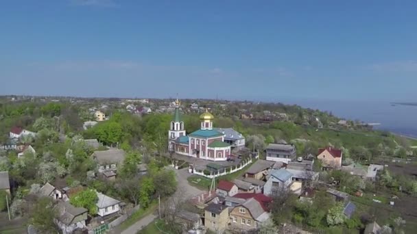 Полет над сельской местностью и православной церковью. Воздушный — стоковое видео