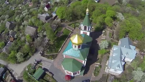 Lot wokół kościoła prawosławnego w wiejskiej okolicy. Antenowe — Wideo stockowe