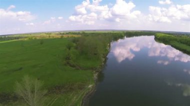 Sinek üzerinde sessiz nehir yansımaları ile. Hava