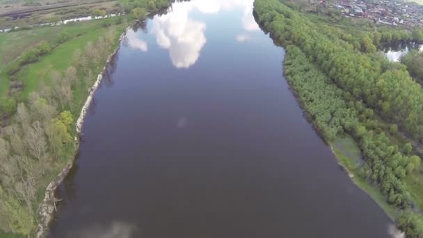 Reflektioner av vita moln i floden. Antenn — Stockvideo