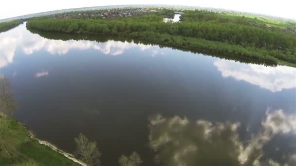 Réflexions de nuages dans la rivière. Aérien — Video