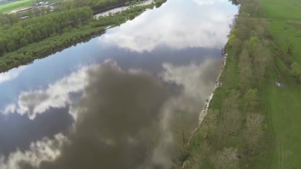 Отражения белых облаков в реке. Воздушный — стоковое видео