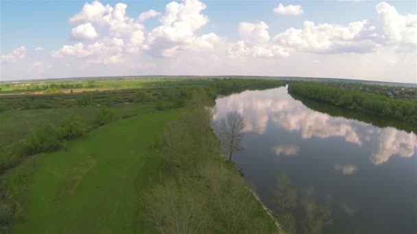 Belo voo sobre o rio com reflexo de nuvens. Aviação — Vídeo de Stock