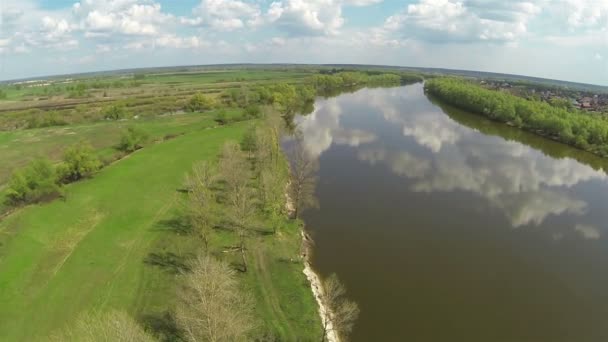 Vuelo sobre los árboles y el río. Antena — Vídeo de stock