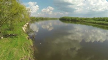 Yukarı yansımaları ile Nehri üzerinde. Hava