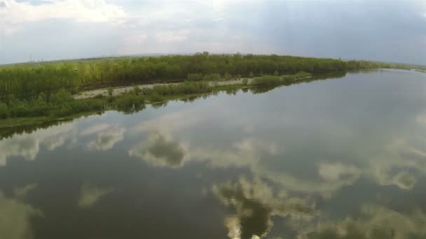 Река и отражения облаков в солнечный день. Воздушный — стоковое видео