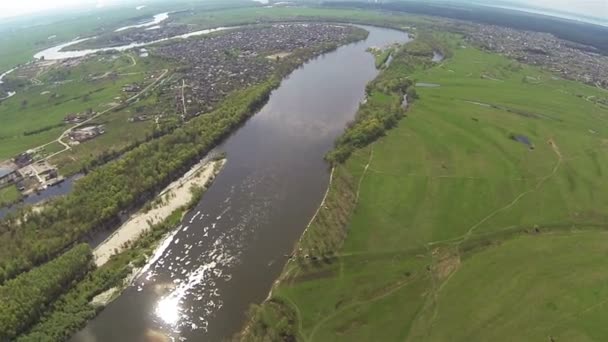 Řeka a pole panorama z výšky letu ptáka. Antény — Stock video