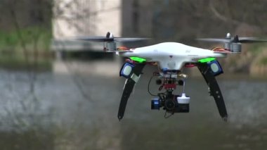 Küçük helikopter dron pürüzsüz sinek ahşap