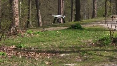 Küçük helikopter dron pürüzsüz sinek ahşap