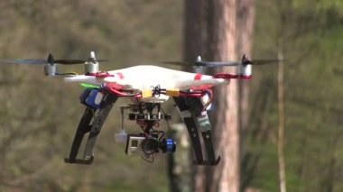 Küçük helikopter dron pürüzsüz sinek ahşap