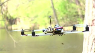 Küçük helikopter dron pürüzsüz sinek ahşap