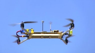 Helikopter drone fly mavi gökyüzüne karşı