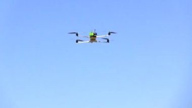 Helikopter uçak sinek mavi gökyüzü karşı yakın çekim