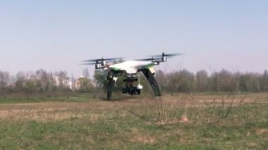 Beyaz helikopter drone ile fotoğraf makinesi uçup