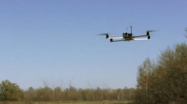 Kamera ile helikopter drone fly karşı mavi gökyüzü