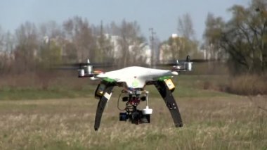 Beyaz helikopter drone ile kamera yavaş uçup