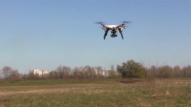 Helikoptéra hukot fly a půdy — Stock video