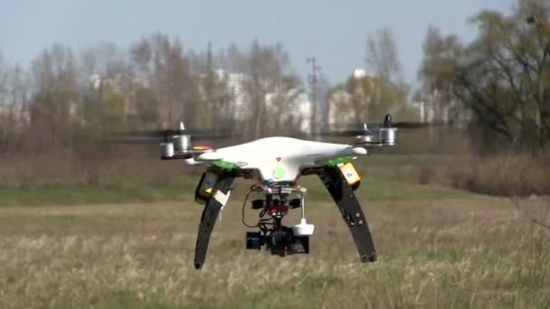 Drone de helicóptero blanco con cámara lenta vuela lejos — Vídeos de Stock