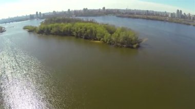 ada ve nehir binalar şehrin siluetleri ile. Hava