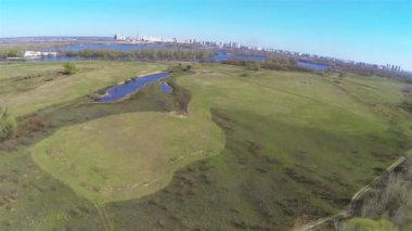 Bahar peyzaj alanı ve nehir ile. Hava panorama