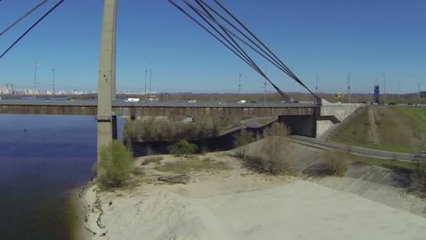 Most z samochodów, nad rzeką, w mieście. Antenowe — Wideo stockowe