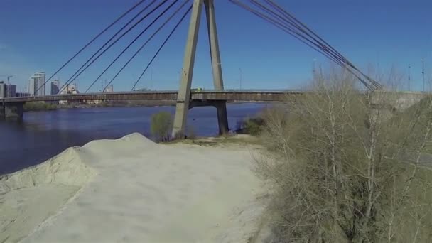 Most z samochodów, nad rzeką, w mieście. Antenowe — Wideo stockowe