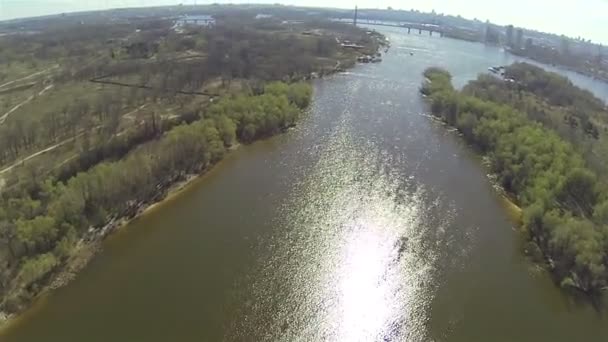 île et rivière avec des silhouettes de bâtiments ville. Aérien 