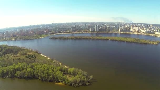 Vuelo sobre el gran río y la ciudad. Panorama aéreo — Vídeos de Stock