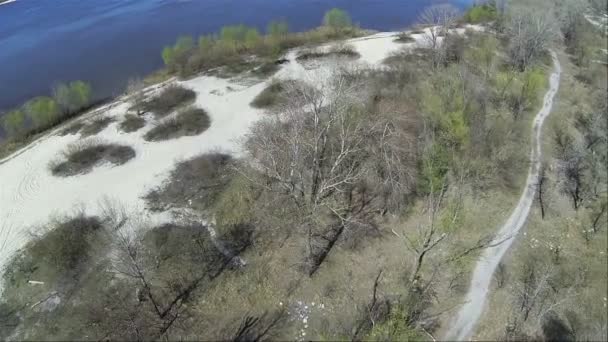 Kırsal toprak yol ve nehir banka. Hava — Stok video