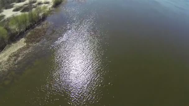 Zonne-reflecties op rivier oppervlak. Luchtfoto — Stockvideo