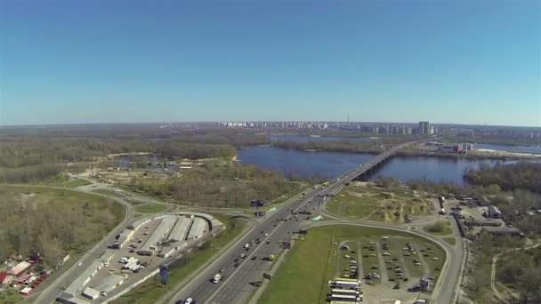 Autostrada z samochodów i panoramę miasta. Antenowe piękny lot — Wideo stockowe