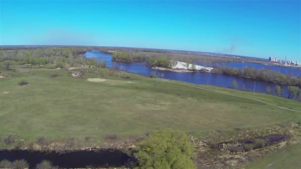 Sopra alberi e campi. Aereo bellissimo volo — Video Stock