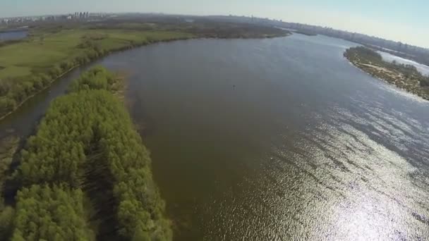 Hermoso paisaje con río y madera. Panorama aéreo — Vídeo de stock