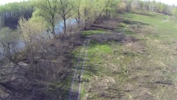 Silhouet van fietser in veld. Luchtfoto — Stockvideo