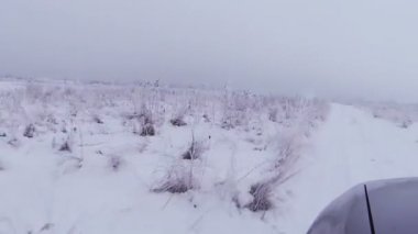 Araba tarlada kışın olacak. POV Fpv görünümü
