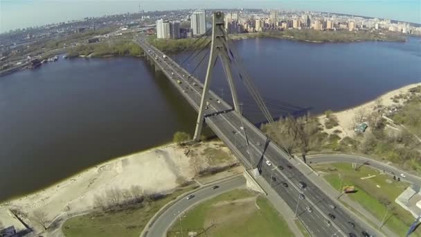 Autostrady i most z samochodami nad rzeką w mieście. Antenowe — Wideo stockowe