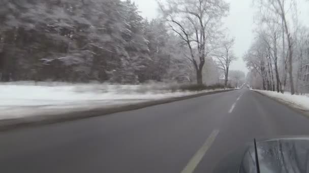 Carretera de invierno con coches y pequeño pueblo. Ucrania. Vista POV — Vídeos de Stock