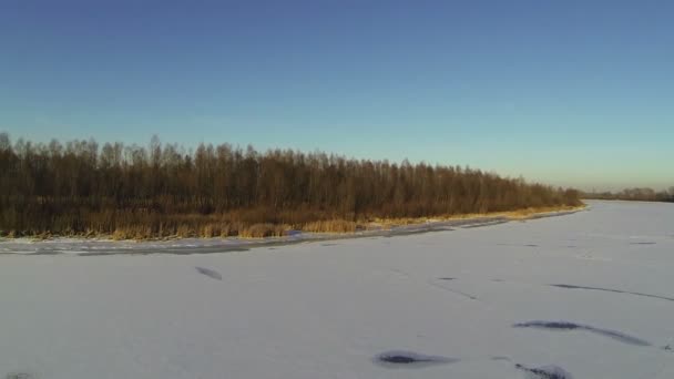 Речная панорама зимой с красивым солнцем. Воздушный удар — стоковое видео
