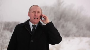 İyi haberlerin tarafından cep telefonu parlak neşeli duygular. Kış