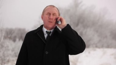 iş adamı iyi haber alır ve parmak gösterir. Kış