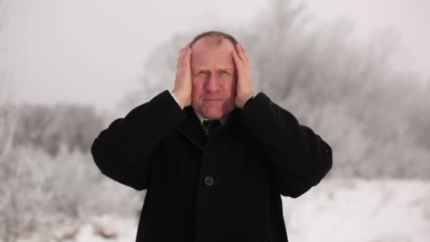 실업가 머리에 의해 상처입니다. 겨울 — 비디오