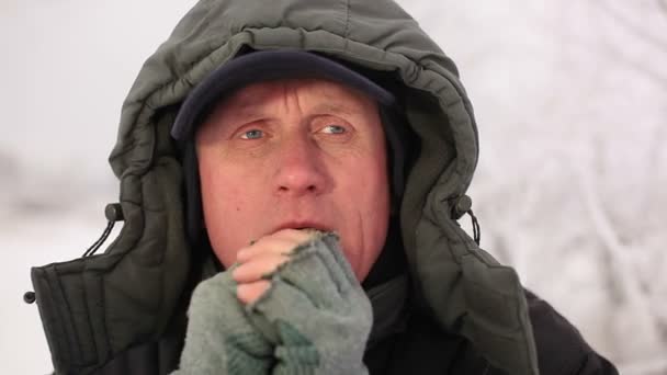 Kış zamanı. Yetişkin adam donuyor. Portre — Stok video