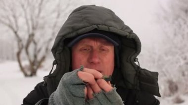 Kış zamanı. Pusula yönüne yetişkin adam turist arar