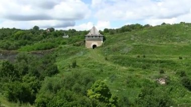 Eski kale ve bulutlu gökyüzü yok. Zaman atlamalı