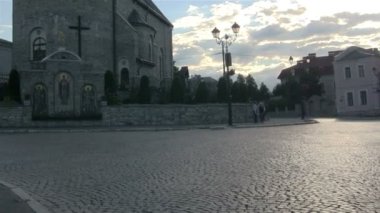 Yığılmış bir kaldırım üzerinden şehir panoraması