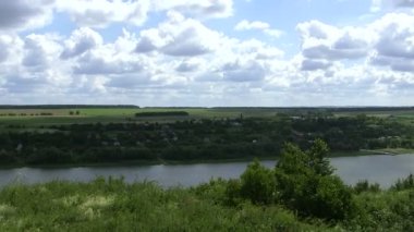 Nehir ve güzel gökyüzü manzara. Panorama