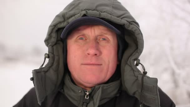 Téli időszakban. Felnőtt ember néz és mosolyog. Portré — Stock videók