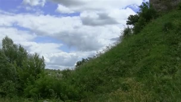 Velha fortaleza, rio e nuvens. Panorama — Vídeo de Stock